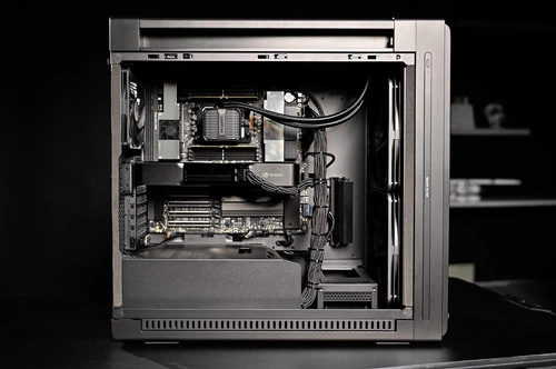 ASUS AI munkaállomás – Threadripper PRO 9985WX, RTX PRO 6000, 128GB RAM, 4TB M.2